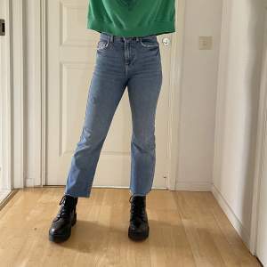 Ett par cropped jeans från Gina tricot. De är dessutom för korta/petite tjejer. Dessa jeans är 2 år gamla, men nästan helt oanvända.