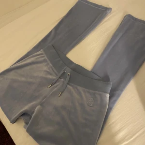 Juicy Couture mjukis - Säljer dessa skitsöta oanvända Juicy Couture mjukisbyxor. Byxorna är lågmidjade, som yogapants! Aldrig använda, säljs då retur ej är möjligt. Storlek M