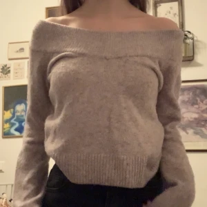 Stickad off shoulder tröja - Ljuslila off shoulder stickad varm tröja, väldigt bekväm och inte stickad från HM. Slutar precis efter magen och har långa armar. Fråga bara om det är något🥰