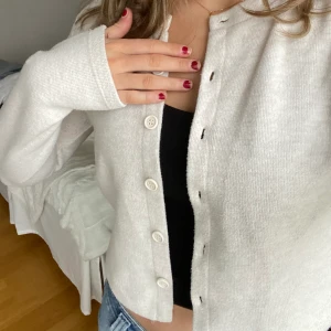 Zara kofta - Säljer min kofta från zara. Använd ett fåtal gånger så den är i nyskick! Kontakta för fler bilder