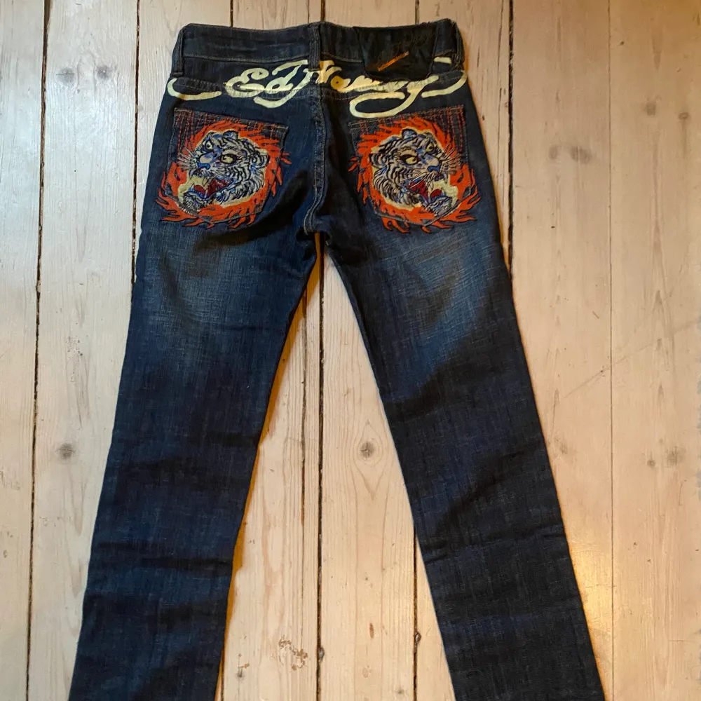 Skit snygga trendiga Ed Hardy jeans. Dom är nyskick och säljer då dom tyvärr var för korta för mig. . Jeans & Byxor.