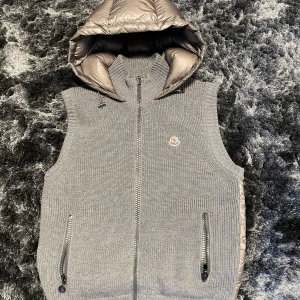 Moncler Cardigan Vest Jacket - En banger väst köpt från heatnlux men andvänder inte längre så säljer till någon annan.  Skick 9-10/10 Nypris: 9000 Kvitto finns