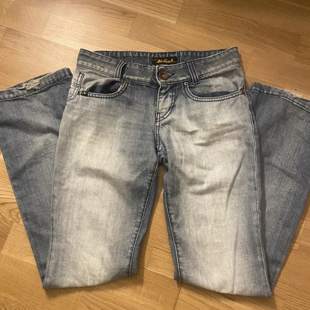 Säljer mina sjukt snygga jeans som tyvärr är för små för mig💗fick de i present av min mamma för något år sedan men knappt använda💗 . Jeans & Byxor.