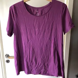 En lila T-shirt, vet inte vart den kommer ifrån men är i storlek L. Oanvänd, insåg att jag inte gillade färgen på mig. Finns djur i hemmet. 
