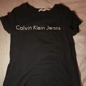 Jätte snygg svart Calvin Klein tshirt. Har använt denna hyfsat mycket men den är nästan som ny. Den är jätte skön och jätte snygg.
