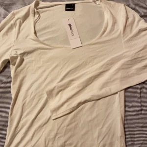 Gina tröja - Säljer denhär tröjan från Gina. Oanvänd endast testat:) i str m. Dm för mer info:)