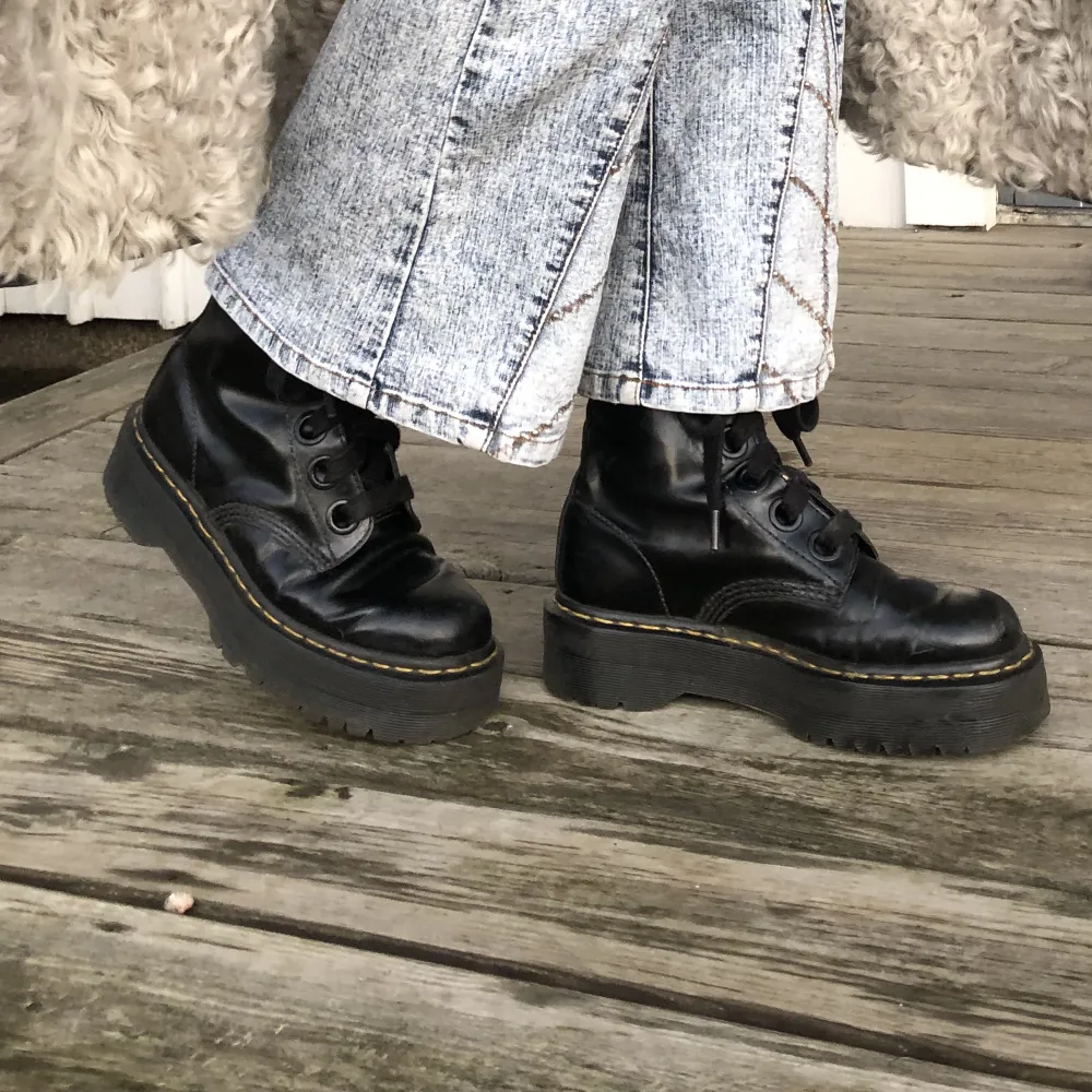 Coola Dr Martens Platform Boots,  perfekta för höst + vinter 🍁❄️  Slitstarka, ingångna och pålitliga kängor som passar vardags såväl som nattliga äventyr. Från originalbutik (ord.pr 2000:-)  Finns små coola märken av användning (många bra minnen) ✨🌙 . Skor.
