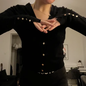 Mjuk kofta från Zara  - En så otroligt mjuk och skön kofta med guldknappar! Den är köpt från Zara i strl S och sitter så jäkla snyggt på plus är i ett jätteskönt typ ribbat material 😍 skulle beskriva det som ”lent” 😊