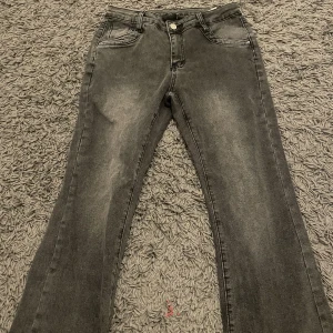 Grå bootcut  - Gråa bootcut byxor från shein, för korta på mig så jag säljer här istället. Köparen står för frakten och påsen kommer med. 