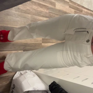 Biege cargopants - Biege cargopant från bikbok. Har två par 1 i 36 och ett annat i 38 och säljer båda. Båda är oandvända 