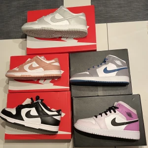 Nike dunk, jordan 1 mid - WTS  ALLA PAREN ÄR DS  Panda low  46 45 x2  42 x2 1700 st  39  38.5 x2 36 1600 st   Greyfog  45 2300 st  J1 mid barely grape  38 1650 st  J1 mid true blue  40 38 37.5 1650 st  Rose whisper dunk low  40 39 38.5 38 37.5 1650 st  BULKPRIS KAN LÖSAS 