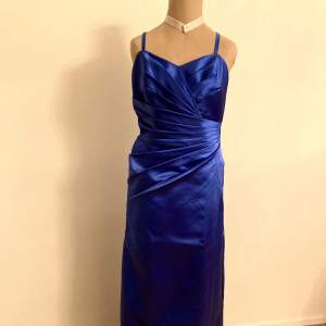 Kungsblå balklänning i fint skick☺️ strl S. 800kr+frakt💙
