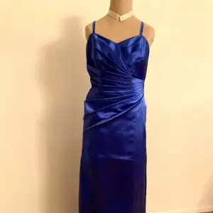 Kungsblå balklänning i fint skick☺️ strl S. 800kr+frakt💙