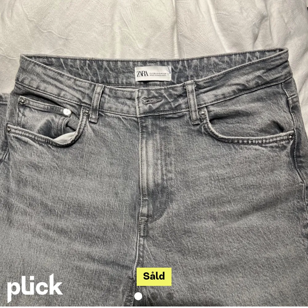Säljer mina jeans som är köpta här på plick, nyskick. Säljer begrunda av att de e förstora. Jeans & Byxor.