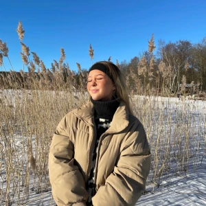 Jacka - Puffer jacket ifrån zara🤎 Använd en vinter, i super bra skick!! Köparen står för frakten☺️ 