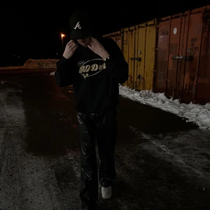 Madebymoda year 2000 logo hoodie  - Besök vår hemsida - madebymoda.com där kan du köpa denna hoodie i 400gsm med 25% rabatt! (Marknadsförs via privat plick konto) 