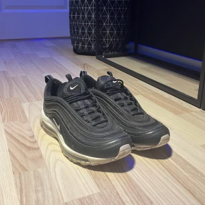 Airmax 97 - Nike Airmax 97  Bra skick, lite smutsiga, sparsamt andvända  Storlek 44,5, liten i storleken 