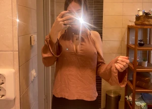 Blus - Superfin blus i duskpink med knäppe bak i nacken med knappar 💗