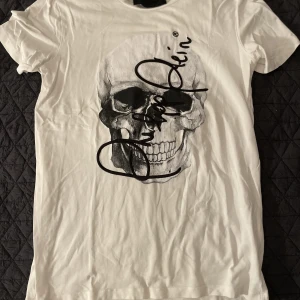 Philippe plein - T-Scott från Philippe plein! Mycket exklusivt märke! Ny pris runt 4000kr! Är nästa helt oanvänd