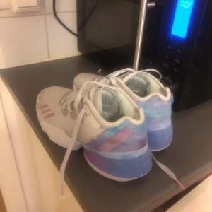 Basketskor don issue 4 - Säljer mina don issues 4 för att dom har blivit för små nypris är 1300kr,dom är fortfarande i bra skick och rena