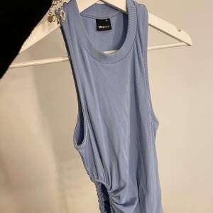 Blått linne från Gina Tricot med ett ”hål” på sidan se bilden💙använd ett fåtal gånger. 50kr, köparen står för frakt💙
