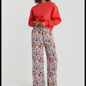 Blommig byxa - Blommig byxa från Gina Tricot som är supermysiga men som tyvärr blivit för små. Strechiga i storlek så passar även 34-36. Köparen står för frakt!