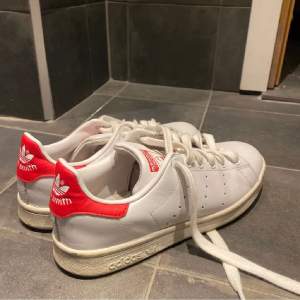 Sparsamt använda stan Smith. Stl 37,5. 350 kr ej inkl frakt. 😊