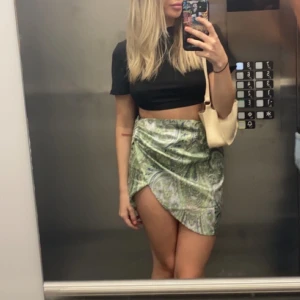 Grön mönstrad kjol - Grön mönstrad kjol, använd väl 🤍💚