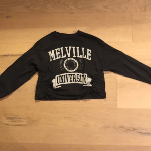 Svart långärmad tröja storlek 140 - Svart långärmad tröja med rosetter på sidan! Inkluderar ej frakt eller Swish. Tar Swish 