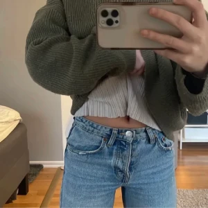 Zara jeans  - Säljer mina jätte fina zara jeans. Andvänt dem i ungefär 1 år och tycker det är jätte fina men vill köpa lite nya jeans💗💗💗Har lite slitage på bena annars bra skick 💗💗