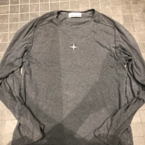Stone island tröja (grå) - Stone island tröja (äkta) Köpte den förra året för 2100kr Säljer den för 1100kr inga hål, väldigt bra skick men har tyvärr inte kvittot kvar men den går att scana på qr koden för att se att den är äkta ( kan byta mot nåt annat )