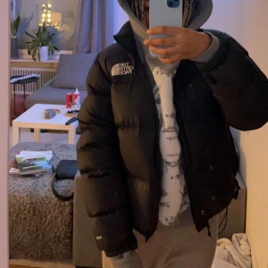 North face jacka  - Säljer nu min north face jacka då jag köpte en annan🥰 Bara använd förra vinter så väldigt bra skick🤩 den är i women storlek M💕