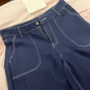 Helt nya blåa jeans med vita kontrast-kanter!! Så snygga och sköna men de är tyvärr för små för mig😢Från Nelly, märket Ruishi i storlek 36⚡️