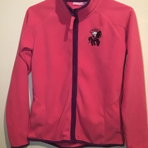 Rosa hellokitty kofta - FRAKT: 63kr = 163kr -perfekt till hösten/vintern! -passar både xs och s!