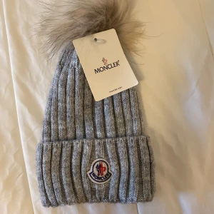 Moncler mössa - Helt oanvänd monclear mössa i ull. 