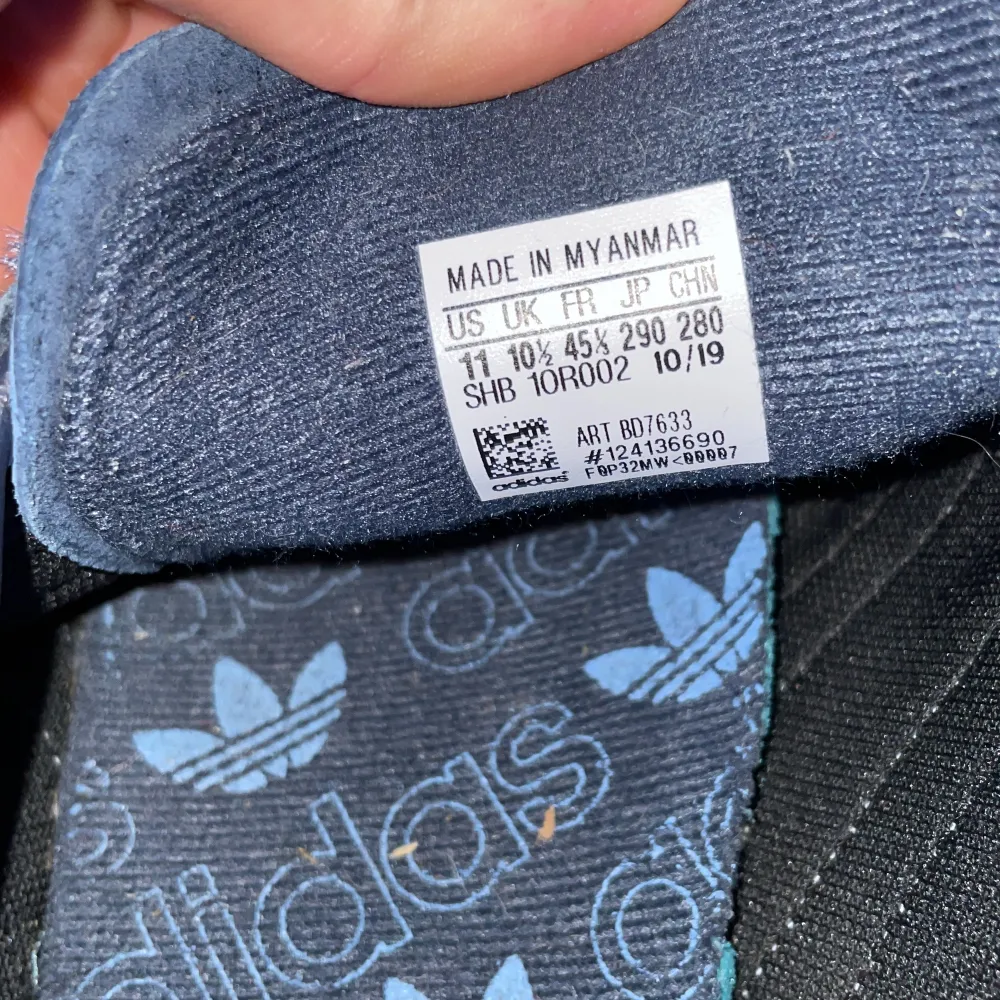 Säljer mina Adidas spezial pga att dom inte används längre. Skick 8/10. Priset kan diskuteras Skriv för mer info och bilder!. Skor.