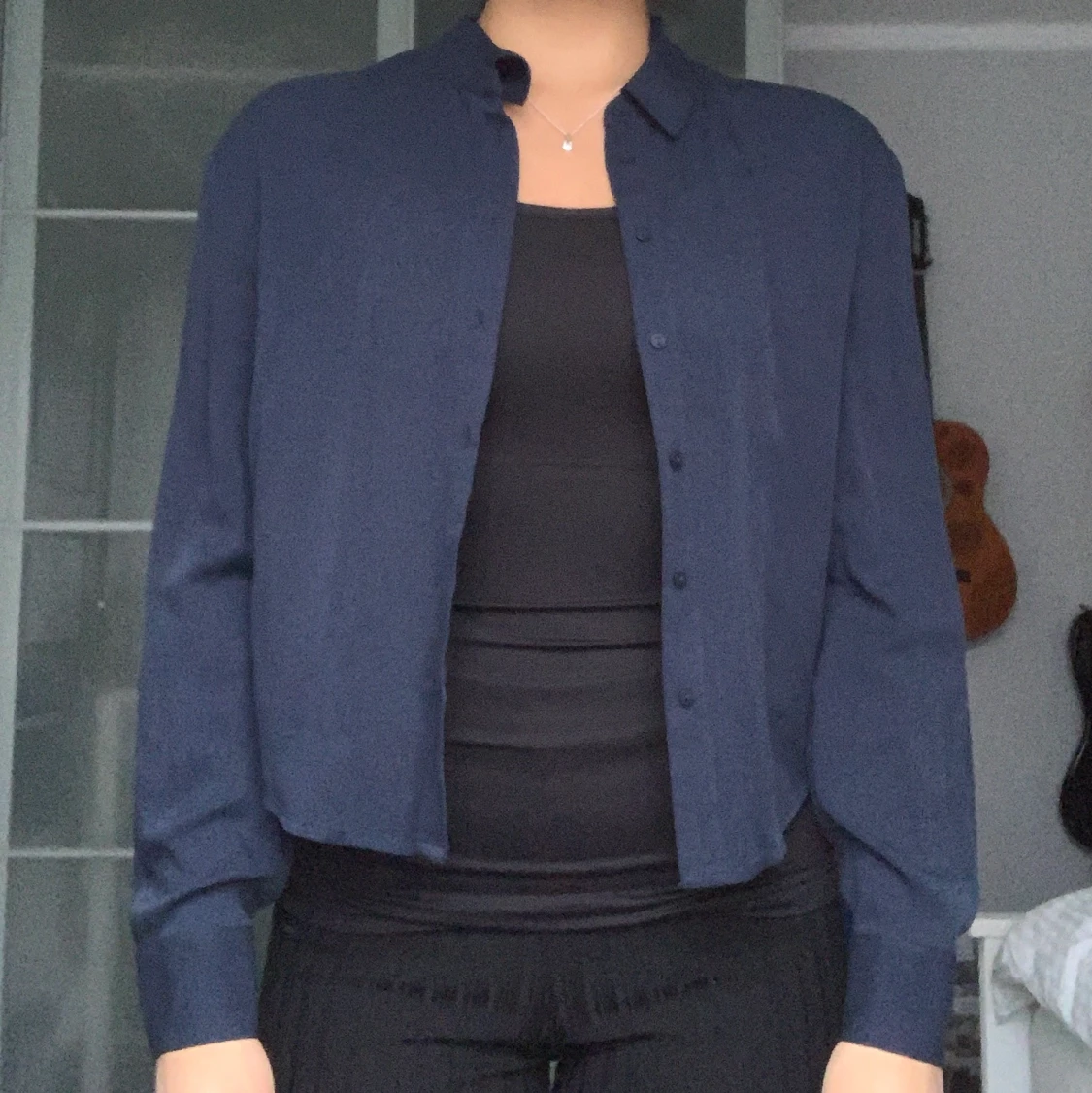 Ny mörkblå skjorta