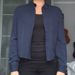 Ny mörkblå skjorta - Em helt ny mörkblå skjorta från Kappahl i storlek XS.