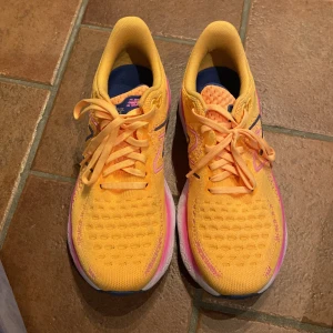 New Balance Löparskor - Nyköpta lördagskorsord i storlek 37 som endast är använda 1 gång. Började i inomhussport så använder ej dem. Köpta för nypris som är 1899kr men säljer för 1000kr, pris kan diskuteras vid snabb affär❤️