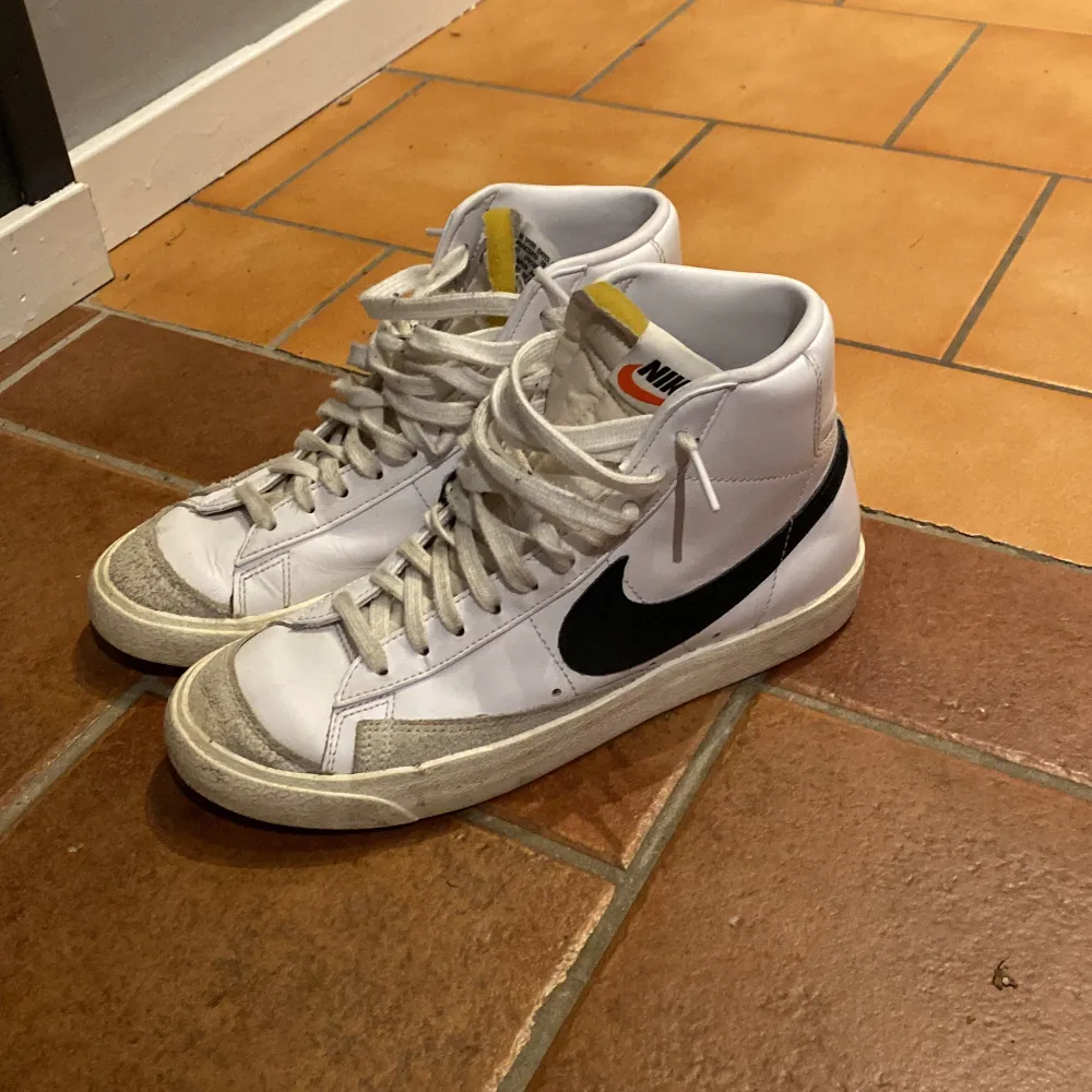 Snygga Retro liknande skor från Nike (blazers). Inte använda så mycket, och ska rengöras innan leverans. Storlek 38 men passar 37-38 då dem är smala❤️💞. Skor.