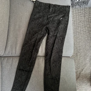 Gymshark tights - Säljer pga att de ej passar längre, storlek M använda en gång🖤🤍