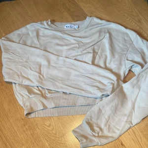 Sweet shirt - Säljer denna sweet shirt för 70kr, kommer inte till andvändning längre och är i storlek XXS. Denna är från NAKD.  Tvättas innan leverans. Kom privat för mer information!