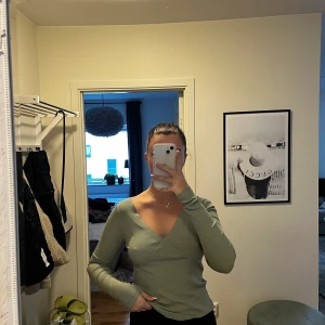 NaKd topp storlek S - Grön topp i ribbat material. Frakt inkluderat i priset!