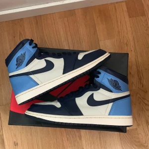 Air Jordan 1 obsidian  - Jag säljer dessa jordans för att jag vill ha nya skor dom är i nyskick och får med crease skydd och nya sko snören. Storleken är 38,5.