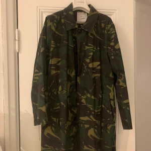 Stutterheim regnjacka  - Regnjacka i gott skick, saknar två knappar men som finns att sy på enkelt. Extra knapp finns även. Storlek L, säljer pga. aldrig använder 