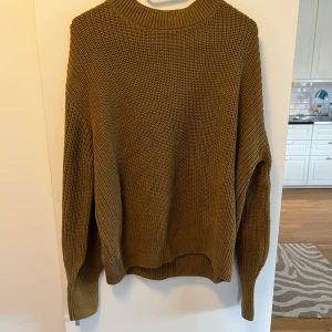 Stickad Tröja från MQ - Jätte fin o mysig stickad tröja nu till hösten. Märket är Visual clothing project från MQ. Härlig mossgrön färg. Tyvärr för liten för mig nu. Storlek M, nypris 699kr. Säljer nu för 100kr