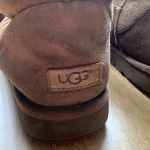 Uggs - Säljer mina höga beiga äkta uggs köpta för två år sedan lite slitna som man ser på bilderna men fortfarade lika sköna och varma som innan