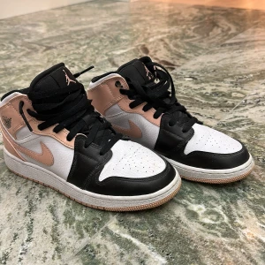 Jordans - Söker mina jordan 1 mid då dem inte längre kommer till användning. Dem är i mycket bra skick. Det är storlek 37,5. Säljer för 400kr+ frakt