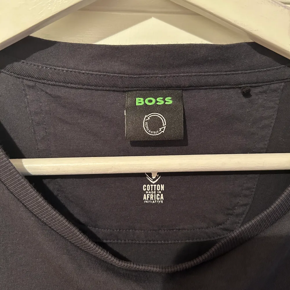 Hugo boss T-shirt storlek L men passar även dig som bär M  Den är i mycket gott skick. Hämtas i Eskilstuna eller skickas mot att köpare står för frakten . T-shirts.