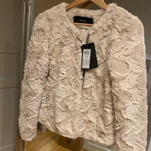Pälsjacka  - Säljer denna fina pälsjacka då den aldrig kom till användning. Aldrig använd med lappen kvar. 